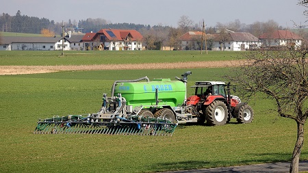 Jaki zbiornik do opryskiwacza wybrać - tworzywo sztuczne czy stal nierdzewna?